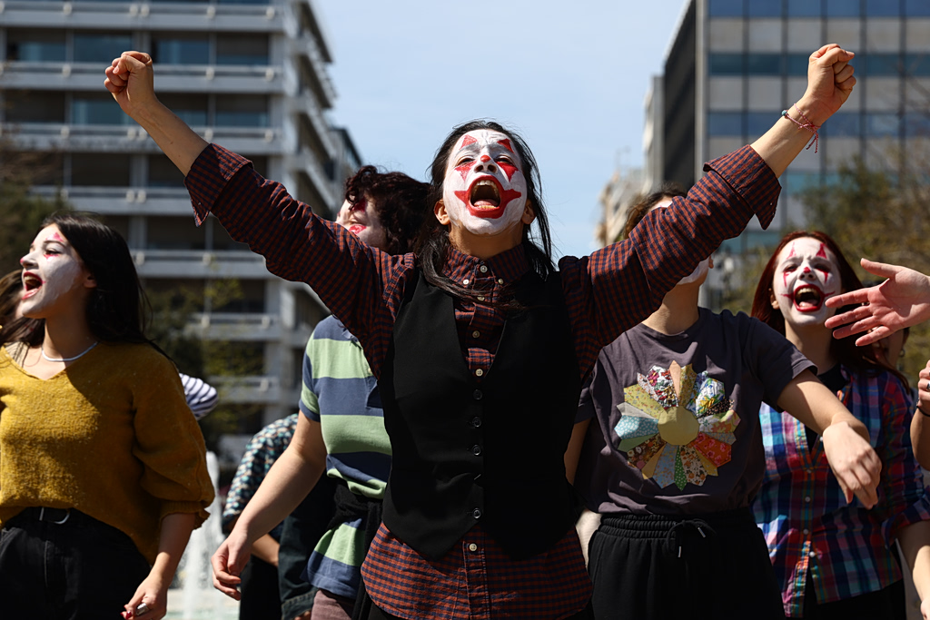 «Αυτό δεν είναι πανεπιστήμιο, είναι βαφτίσια»: Κινητοποίηση καλλιτεχνών και σπουδαστών στο Σύνταγμα