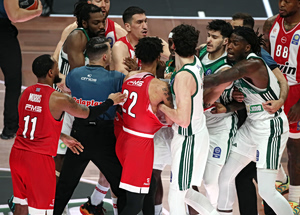 Μεγάλη ένταση με Ναν και Ντόρσεϊ να πιάνονται στα χέρια