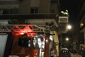 Φωτιά στου Γκύζη: Φωτογραφία ντοκουμέντο από το σημείο όπου καρφώθηκε η φιάλη στο απέναντι κτίριο