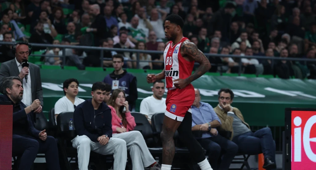 Απρόοπτο στον Ολυμπιακό με Τζόουνς: Πήγε στα αποδυτήρια με πρόβλημα στη γάμπα