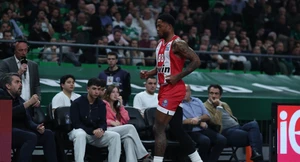 Απρόοπτο στον Ολυμπιακό με Τζόουνς: Πήγε στα αποδυτήρια με πρόβλημα στη γάμπα