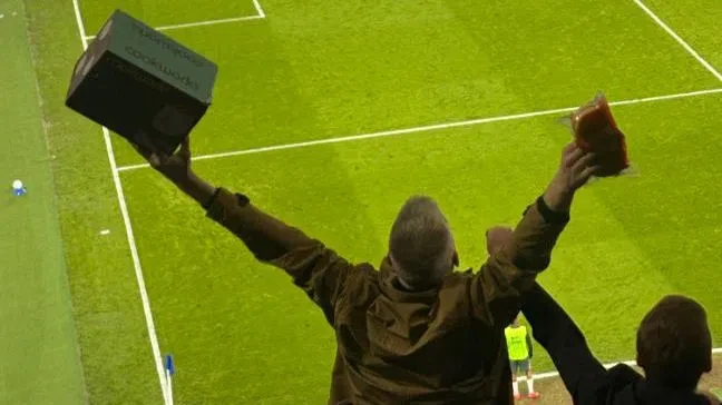 Ένας… φούρναρης στο γήπεδο – Οπαδός της Έβερτον μπήκε με τοστιέρα!