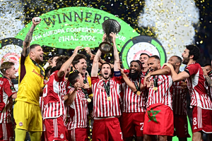 Η UEFA ευχήθηκε στην Ελλάδα με φόντο το Euro 2004 και το Conference League του Ολυμπιακού