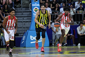 Επικός Μαριάνοβιτς: Ο Σέρβος πρώην NBAer έπαιξε ντραμς και τριγωνάκι σε κολλεγιακή μπάντα (vid)