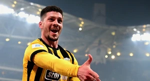 Αποθεώνει τον Γιόβιτς η Marca: «Είναι θεός στον Όλυμπο»