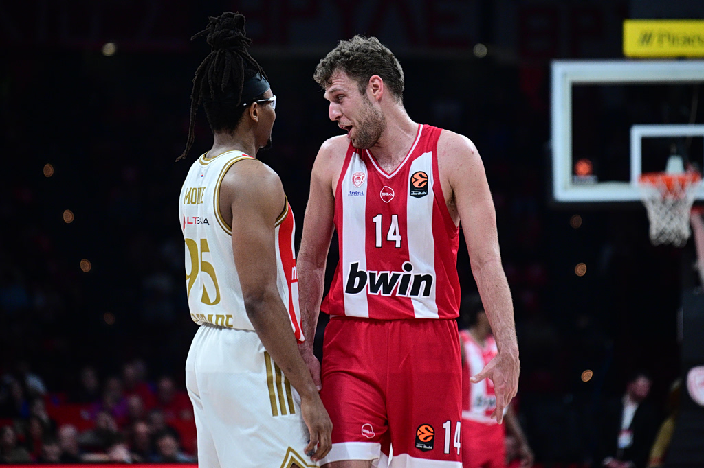 Αποθέωση Μονέκε σε Βεζένκοφ: «Εκτός από τον Σάσα, δεν νομίζω ότι μπορείς να βάλεις κανέναν πάνω από μένα στη θέση μου»