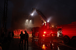 Υπό έλεγχο η πυρκαγιά σε κατάστημα στη Λεωφόρο Βάρης – Κορωπίου