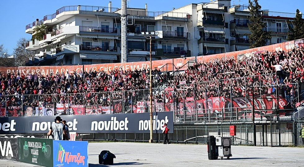 Ολυμπιακός: Φοβερή ατμόσφαιρα στις Σέρρες – Πάνω από 4.000 οπαδοί στο πλευρό της ομάδας (pics)