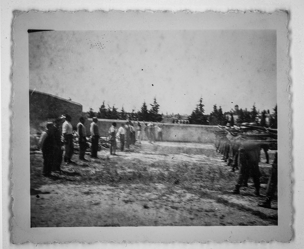 Συγκλονιστικό ιστορικό ντοκουμέντο: Η φωτογραφία από τη στιγμή της εκτέλεσης των 200 στην Καισαριανή