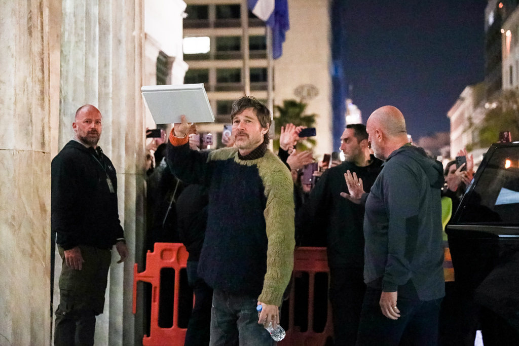 Ο Μπραντ Πιτ στην πλατεία Κοτζιά: Από το “Hello guys” στην αποθέωση – Όλα όσα έγιναν σε 150 δευτερόλεπτα