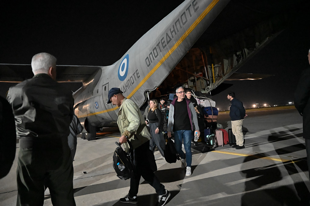 Φωτογραφίες από τον επαναπατρισμό Ελλήνων πολιτών από Κατάρ, Κουβέιτ και Μπαχρέιν