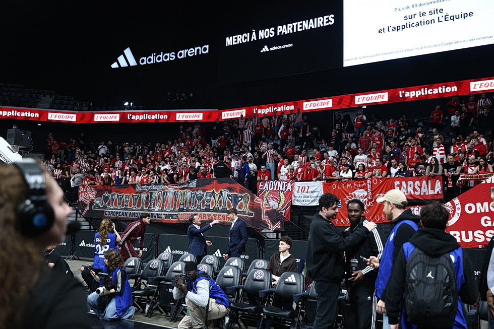 Ο Ολυμπιακός τίμησε τον αδικοχαμένο οπαδό πριν το ματς με την Παρί (vid)