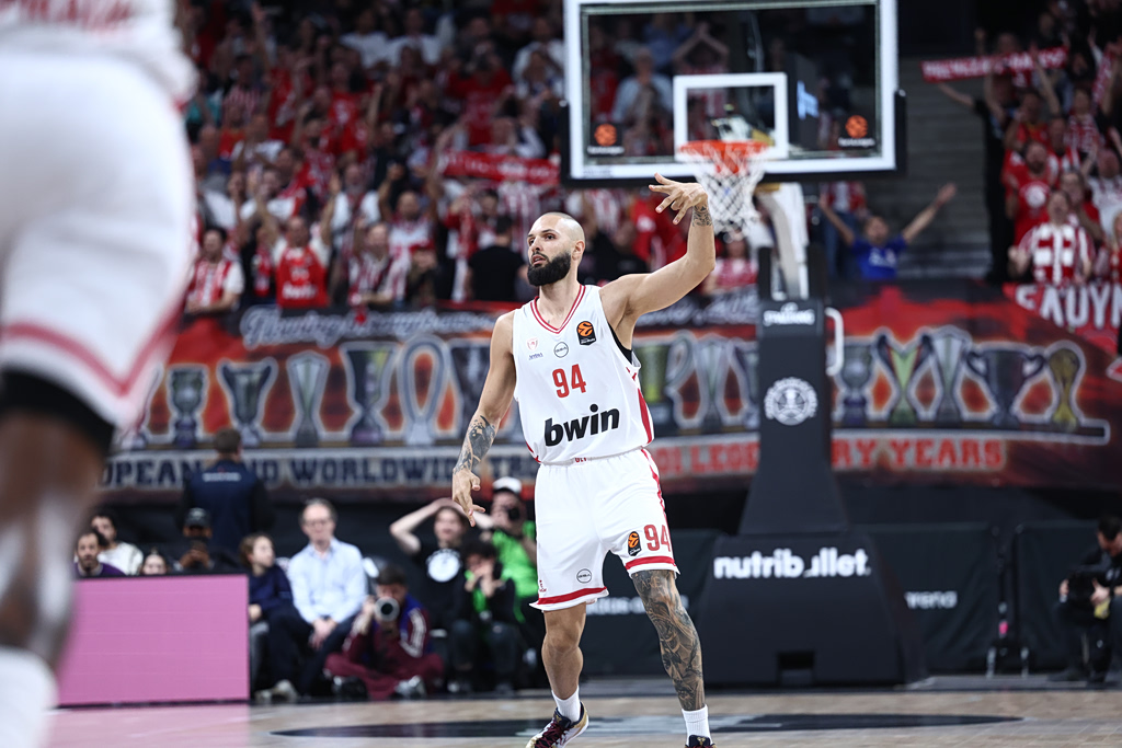 Ο Ολυμπιακός ισοφάρισε το ρεκόρ του με 13 τρίποντα στο πρώτο ημίχρονο