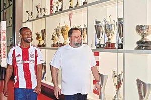 Δώρο γενεθλίων η φανέλα με το «9»