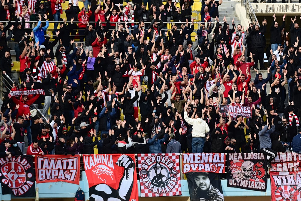 «Καυτή» ατμόσφαιρα στο Παγκρήτιο από τον κόσμο των Πειραιωτών (pics)