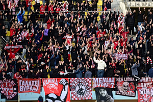 «Καυτή» ατμόσφαιρα στο Παγκρήτιο από τον κόσμο των Πειραιωτών (pics)