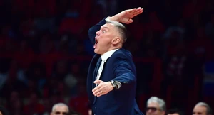 Έξαλλος ο Γιασικεβίτσιους με δημοσιογράφο μετά την ήττα της Φενέρμπαχτσε: «Γι’ αυτό σπουδάζετε δημοσιογραφία;»