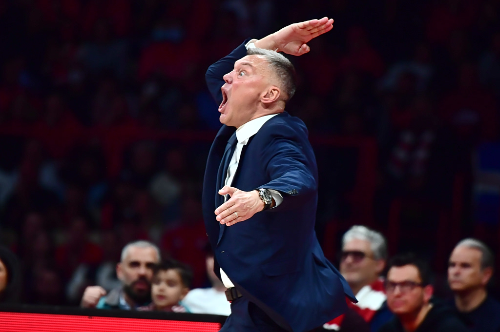 Ο Σάρας «ντύθηκε» Ομπράντοβιτς – Έξαλλος με τους παίκτες του στο δεύτερο δεκάλεπτο (vid)