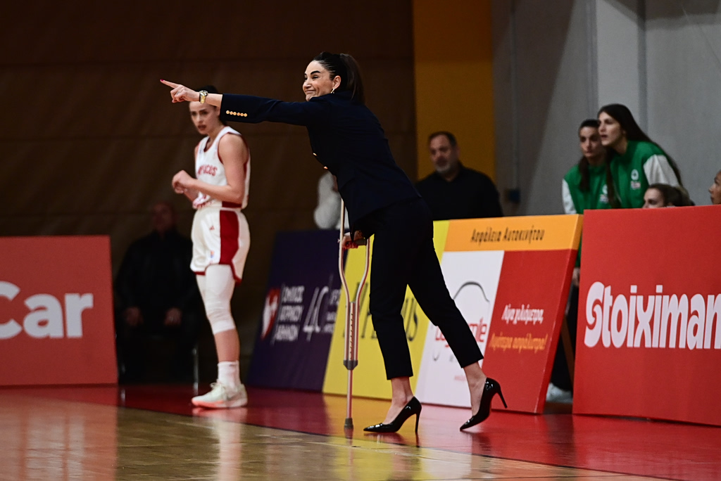 Ολυμπιακός – Παναθηναϊκός: Η Ερντέμ δέχθηκε τεχνική ποινή έπειτα από διαμαρτυρία – Πέταξε την πατερίτσα (vid)