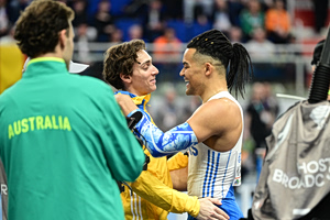 Η τρομερή στιγμή μετά το τέλος της αναμέτρησης – Ο Ντουπλάντις πήρε αγκαλιά τον «Μανόλο»