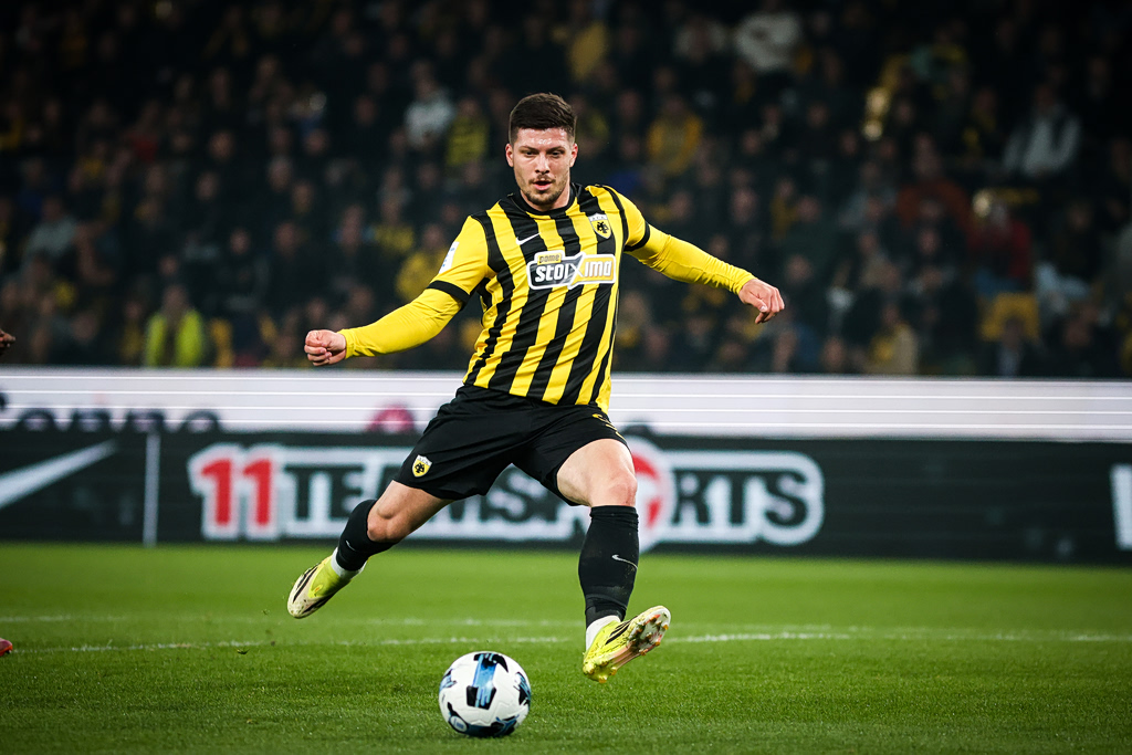 Καταιγιστική και «κυνική» στην κορυφή