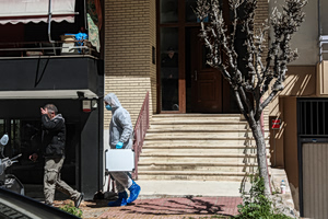 Νεκρές μάνα και κόρη σε σφραγισμένο δωμάτιο στου Ζωγράφου: «Δάγκωνε τη μητέρα του» – Το ψέμα του 54χρονου στις Αρχές