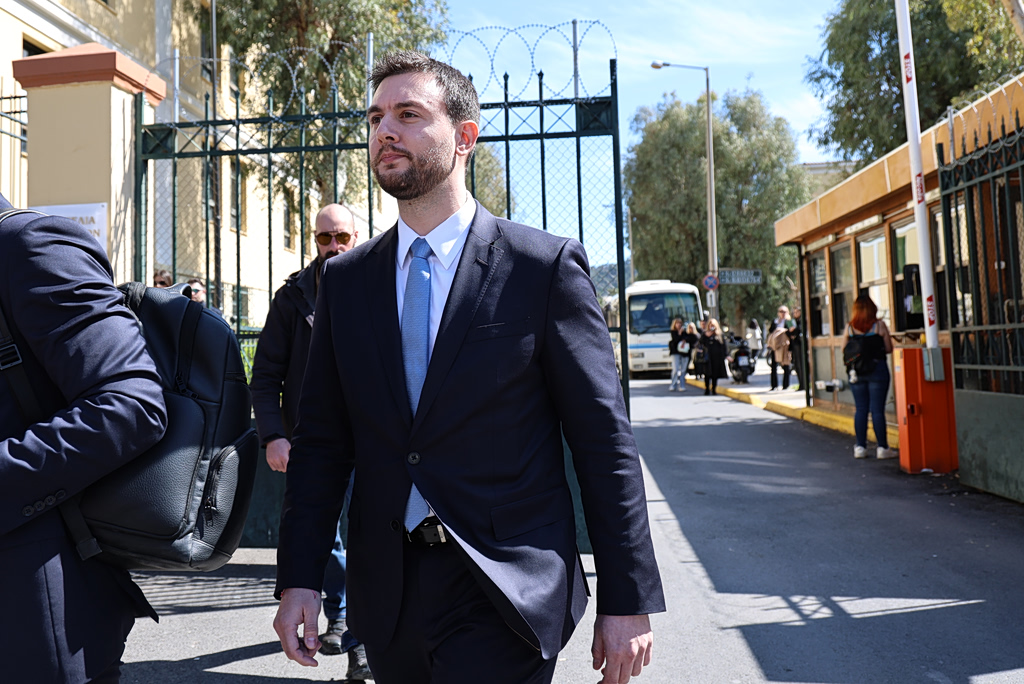 Κωνσταντίνος Φλώρος: Ομόφωνα ένοχος για τη βιαιοπραγία στη Βουλή – Ποινή φυλάκισης τεσσάρων ετών