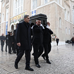 Μαρινέλλα: Πλήθος κόσμου στο τελευταίο αντίο – Στις 14.00 η εξόδιος λειτουργία