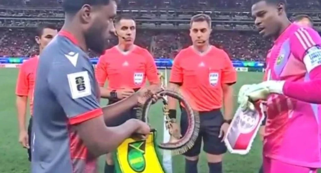 Απίστευτο σκηνικό: Ο αρχηγός της Τζαμάικα αρνήθηκε δώρο πριν τη σέντρα λόγω… «μαγείας»!