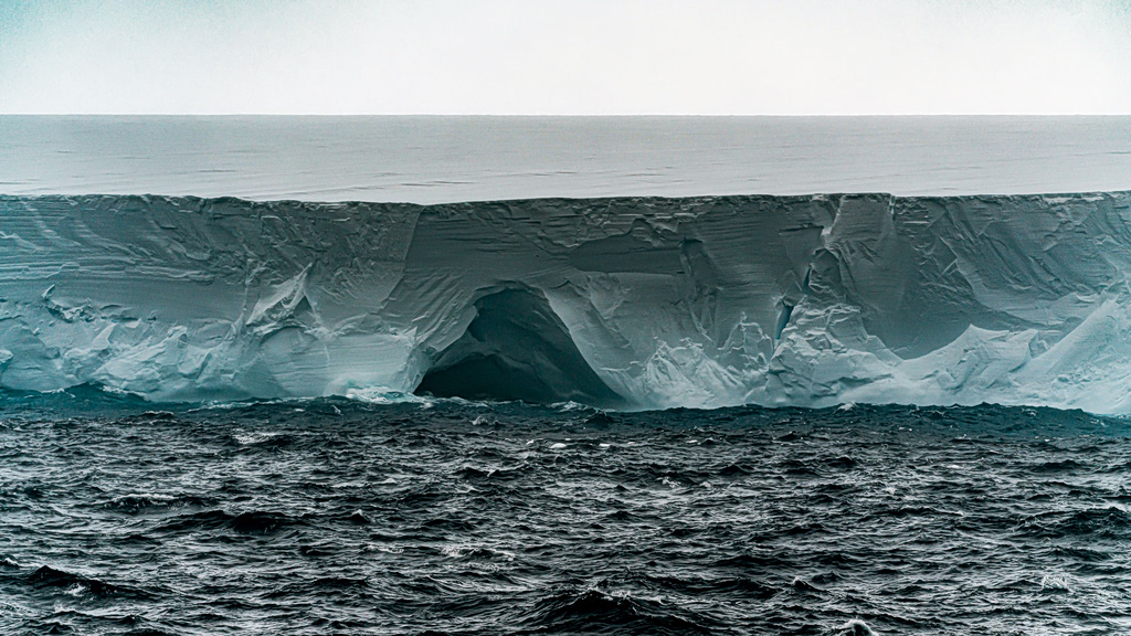 Ρέκβιεμ για τον γίγαντα των θαλασσών: Το τέλος του μεγαλύτερου παγόβουνου της Γης μετά από 40 χρόνια περιπλάνησης