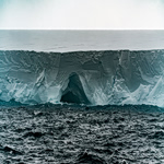 Ρέκβιεμ για τον γίγαντα των θαλασσών: Το τέλος του μεγαλύτερου παγόβουνου της Γης μετά από 40 χρόνια περιπλάνησης