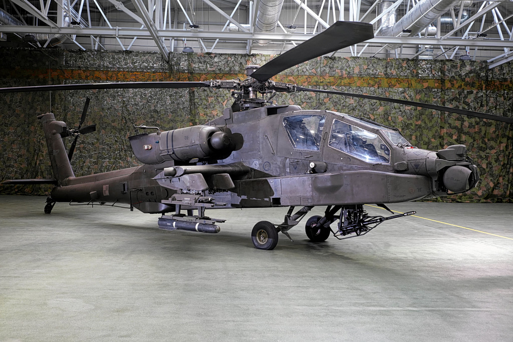 Ιστορική πρώτη: Ελικόπτερα Apache καταρρίπτουν drones στον ουρανό της Ευρώπης