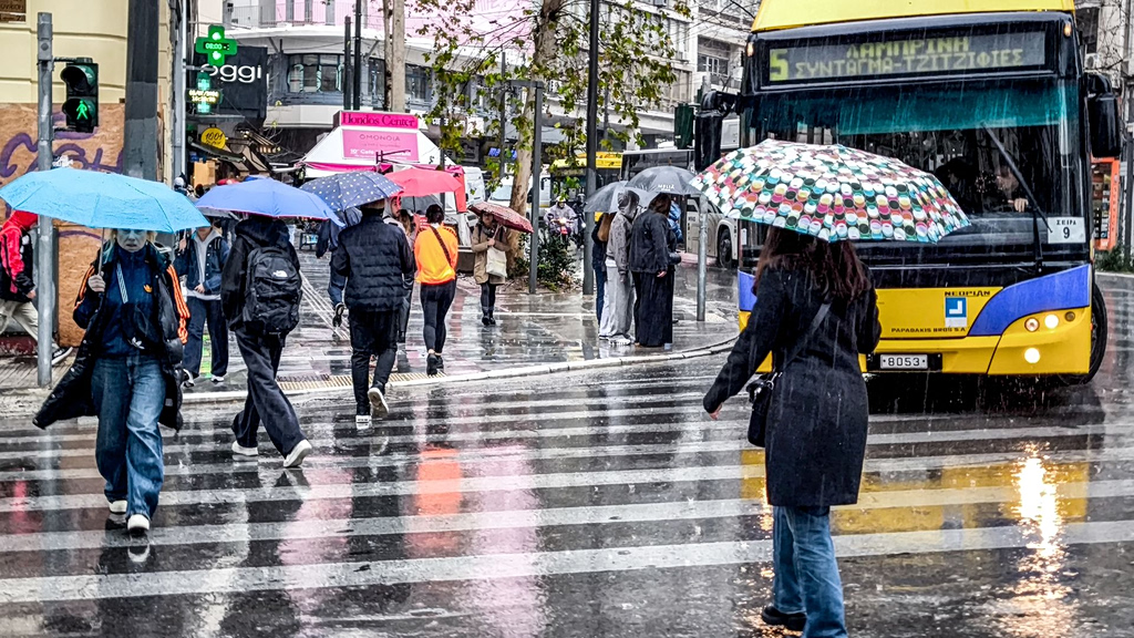 Καιρός: Ήπιες θερμοκρασίες και τοπικές βροχές την Παρασκευή – Η πρόγνωση για το Σαββατοκύριακο
