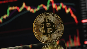 Bitcoin: «Άλμα» πάνω από τα 74.000 δολάρια φτάνοντας σε υψηλό 40 ημερών