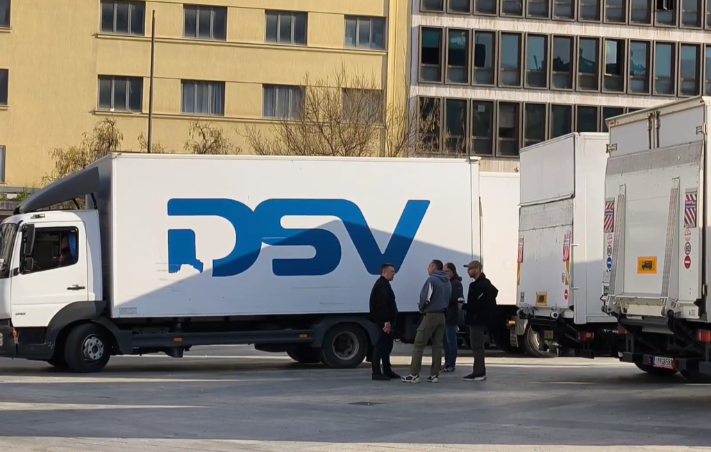 Μπραντ Πιτ: Γυρίσματα στην πλατεία Κοτζιά για την νέα ταινία του – Βίντεο από το εντυπωσιακό υπαίθριο στούντιο