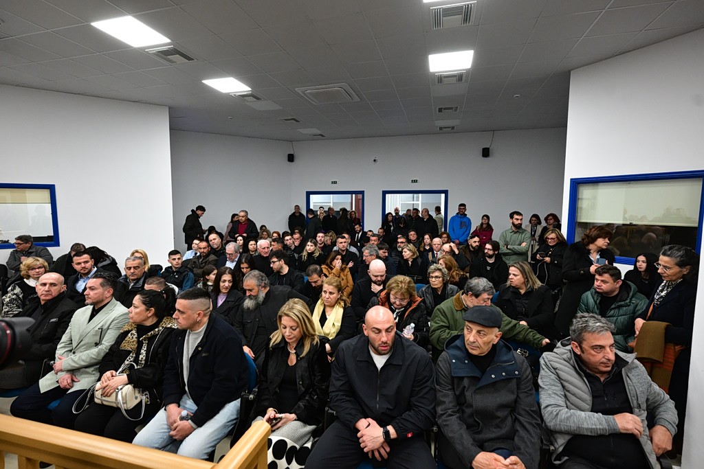 Δίκη Τέμπη: Εικόνες ντροπής – Συγγενείς στο… εδώλιο επειδή δεν χωρούσαν πουθενά