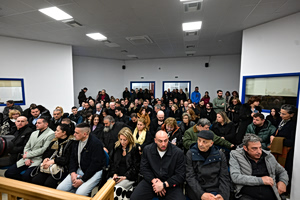 Δίκη Τέμπη: Εικόνες ντροπής – Συγγενείς στο… εδώλιο επειδή δεν χωρούσαν πουθενά