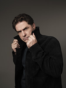 Ο Δημήτρης Λάλος ζει με ελάχιστα και βρίσκει γοητεία στο χάος της Αθήνας 