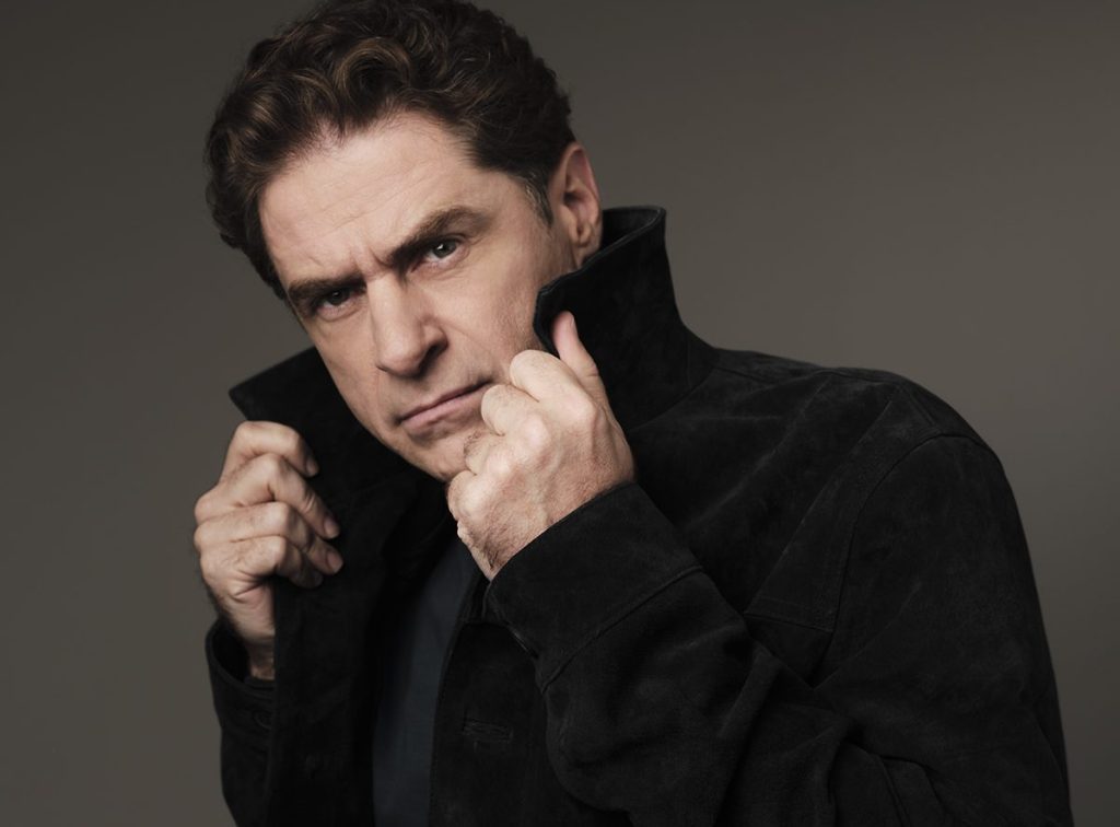 Ο Δημήτρης Λάλος ζει με ελάχιστα και βρίσκει γοητεία στο χάος της Αθήνας 