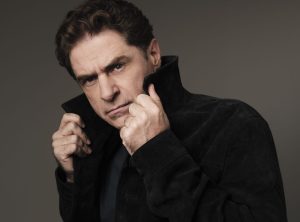 Ο Δημήτρης Λάλος ζει με ελάχιστα και βρίσκει γοητεία στο χάος της Αθήνας 