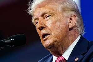 Ο Ντόναλντ Τραμπ απειλεί και πάλι με αποχώρηση των ΗΠΑ από το ΝΑΤΟ – Τι είπε για τη Συμμαχία σε φόρουμ στο Μαϊάμι