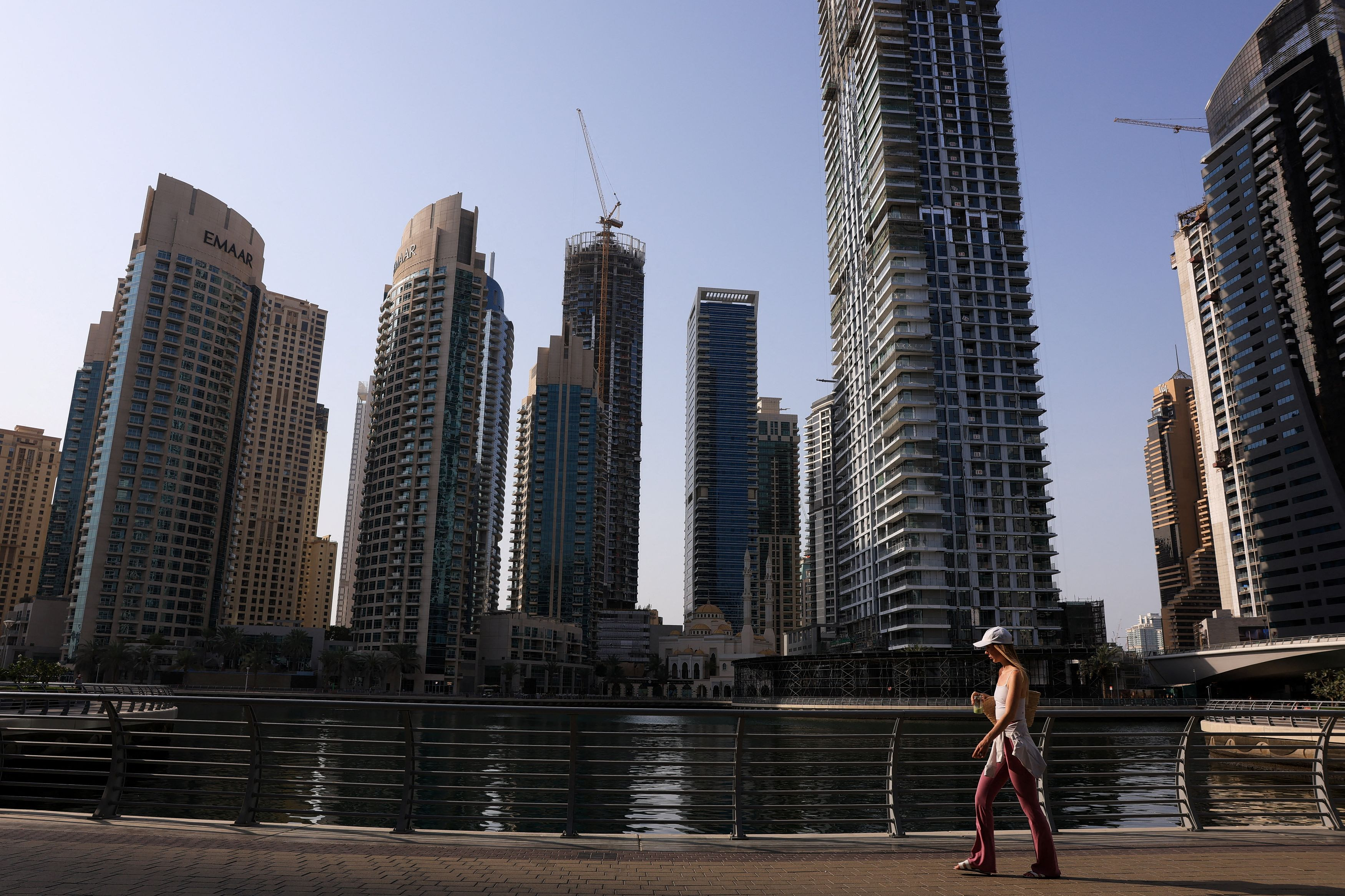 Ά&delta;&epsilon;&iota;&omicron;&iota; &omicron;&iota; &delta;&rho;ό&mu;&omicron;&iota; &sigma;&tau;&omicron; &pi;&omicron;&lambda;&upsilon;&tau;&epsilon;&lambda;έ&sigmaf; &Nu;&tau;&omicron;&upsilon;&mu;&pi;ά&iota; &ndash; &Pi;&rho;&omega;&tau;&omicron;&phi;&alpha;&nu;&epsilon;ί&sigmaf; &epsilon;&iota;&kappa;ό&nu;&epsilon;&sigmaf; &alpha;&pi;ό &tau;&eta;&nu; &pi;ό&lambda;&eta; &tau;&eta;&sigmaf; &chi;&lambda;&iota;&delta;ή&sigmaf;