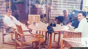 Φωτογραφία – ντοκουμέντο: Άντριου και Μάντελσον με μπουρνούζια δίπλα στον Επστάιν