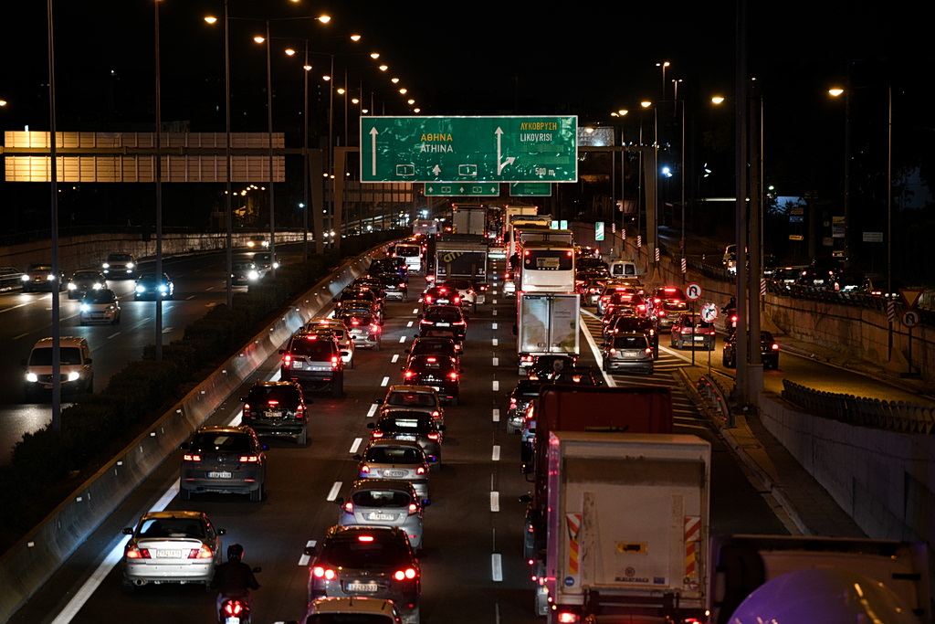 Ανατροπή φορτηγού στα Οινόφυτα – Μεγάλες καθυστερήσεις στο ρεύμα προς Αθήνα