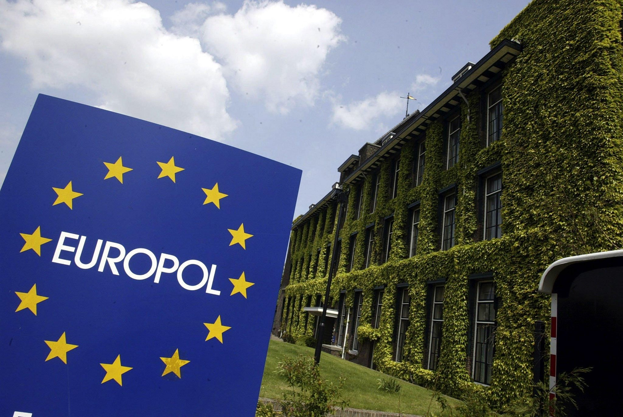 &Kappa;&alpha;&mu;&pi;&alpha;&nu;ά&kappa;&iota; Europol: O &pi;ό&lambda;&epsilon;&mu;&omicron;&sigmaf; &sigma;&tau;&omicron; &Iota;&rho;ά&nu; &alpha;&upsilon;&xi;ά&nu;&epsilon;&iota; &tau;&eta;&nu; &alpha;&pi;&epsilon;&iota;&lambda;ή &tau;&rho;&omicron;&mu;&omicron;&kappa;&rho;&alpha;&tau;ί&alpha;&sigmaf; &kappa;&alpha;&iota; &kappa;&upsilon;&beta;&epsilon;&rho;&nu;&omicron;&epsilon;&pi;&iota;&theta;έ&sigma;&epsilon;&omega;&nu; &sigma;&tau;&eta;&nu; &Epsilon;&Epsilon;