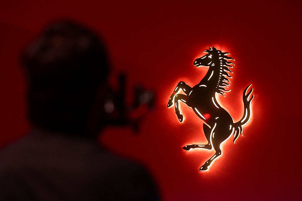 Η Ferrari στέλνει με αεροπλάνα supercars σε κροίσους