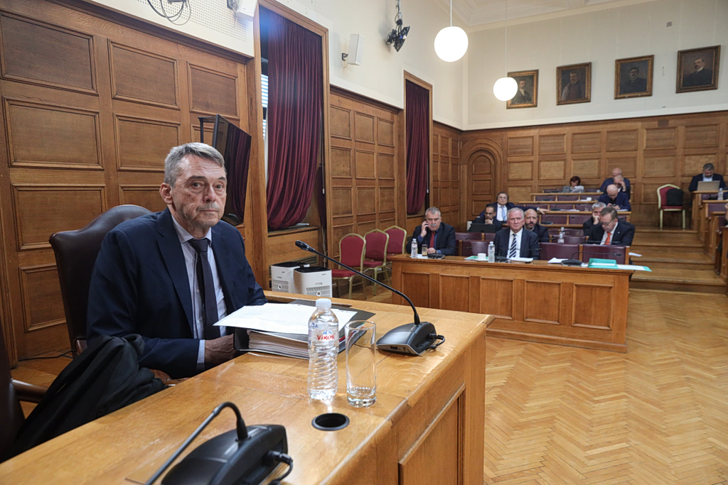 Ο Βάρρας ετοιμάζει φάκελο για το δικαστήριο