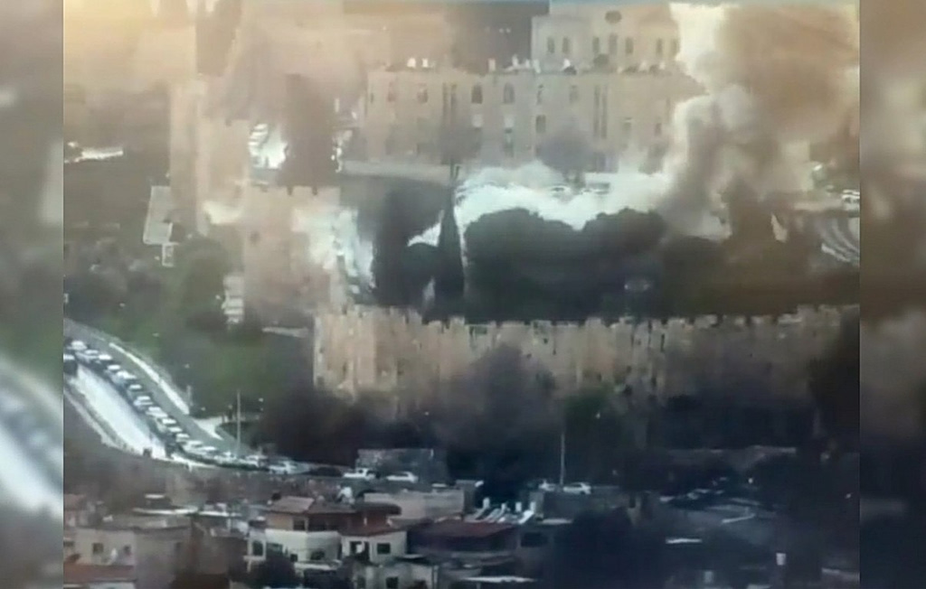 Η στιγμή του ιρανικού πλήγματος στην Παλιά Πόλη της Ιερουσαλήμ (βίντεο)