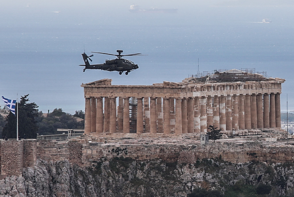 Παρέλαση 25ης Μαρτίου: Έκρυψαν τον αττικό ουρανό Apache και Kiowa Warrior