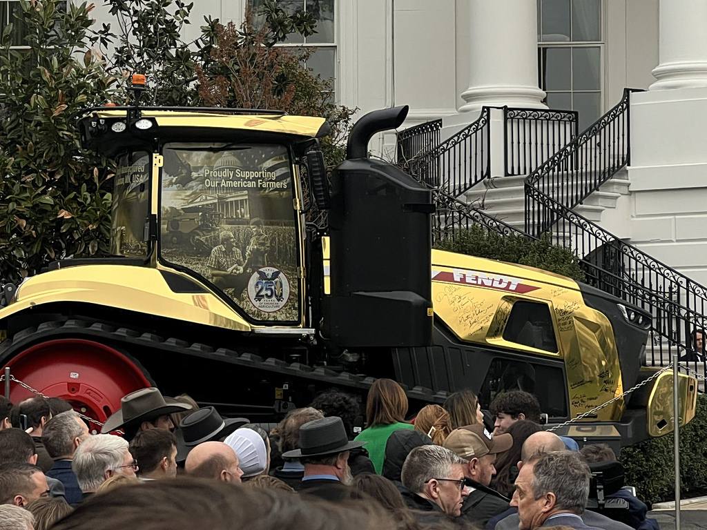 Από το «OnlyFarms» μέχρι το χρυσό τρακτέρ: Ο Ντόναλντ Τραμπ υπόσχεται να στηρίξει τους αγρότες